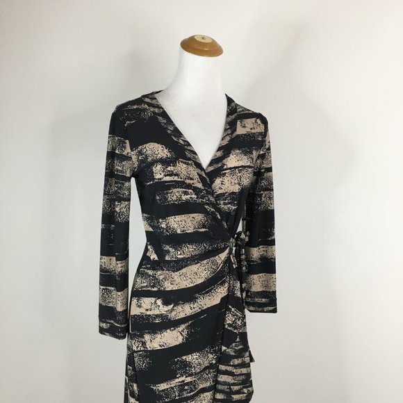 BCBGMAXAZRIA Black Combo ALBERTO Printed Stretch Midi Wrap Dress - Picture 6 of 11